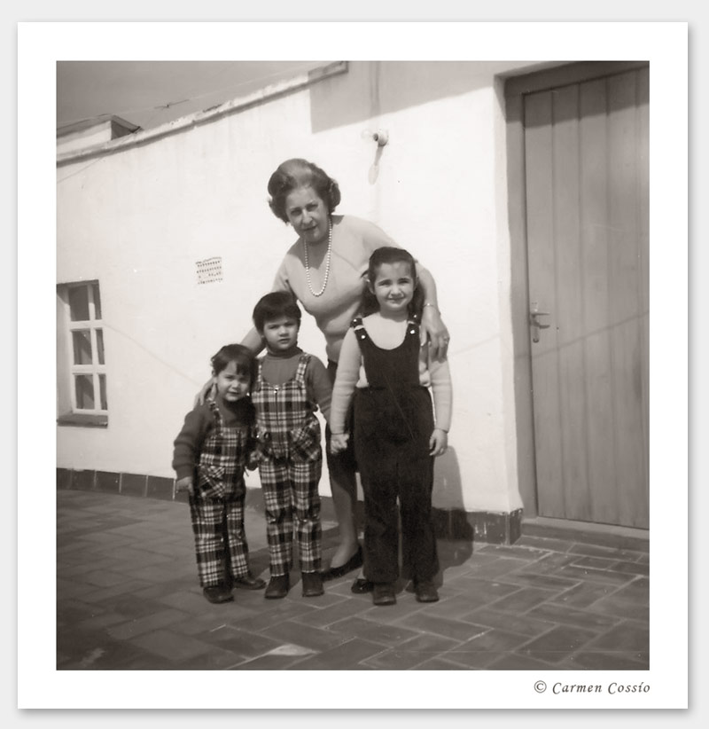 Fotografía antigua de abuela con sus tres nietos